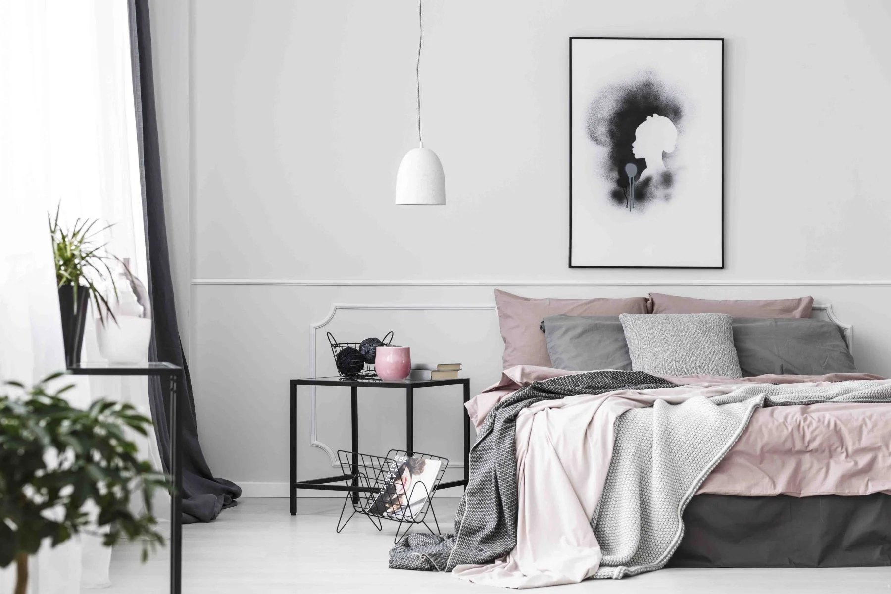 Poster im rosafarbenen Schlafzimmer-Interieur