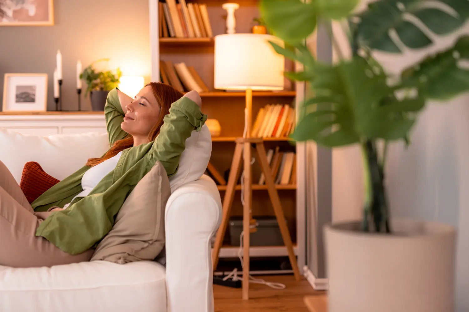 Frauen entspannen im Wohnzimmer von Strukturplus