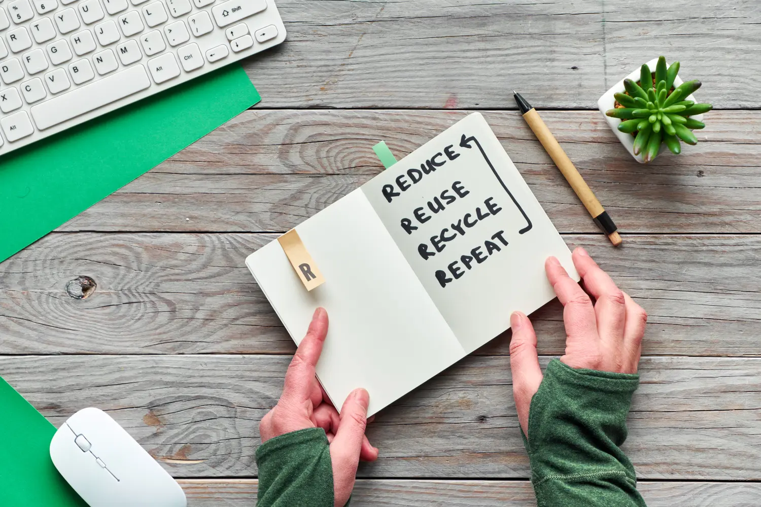 ein Notizbuch mit den Prinzipien der „Zero Waste“-Bewegung und dem Schwerpunkt auf umweltbewusstem Verbraucherverhalten von Strukturplus