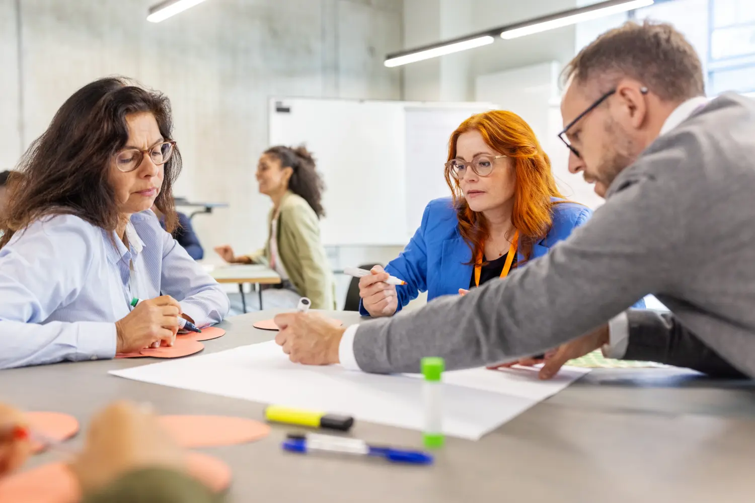 Menschen, die im Büro arbeiten von Strukturplus